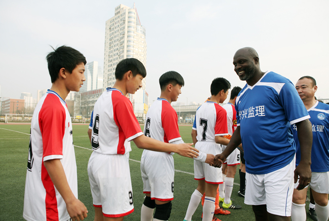 园足球发展,前世界足球先生乔治·维阿造访郑州九中