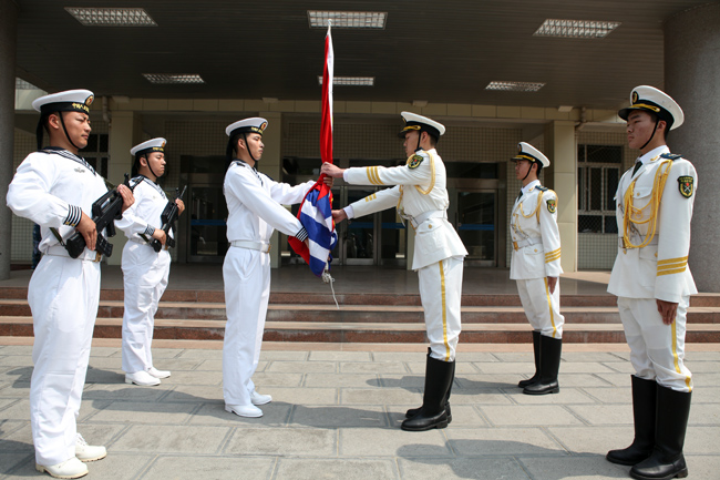 人民海军军旗接力传递到郑州九中!此刻,所有的梦想属于蓝天大海