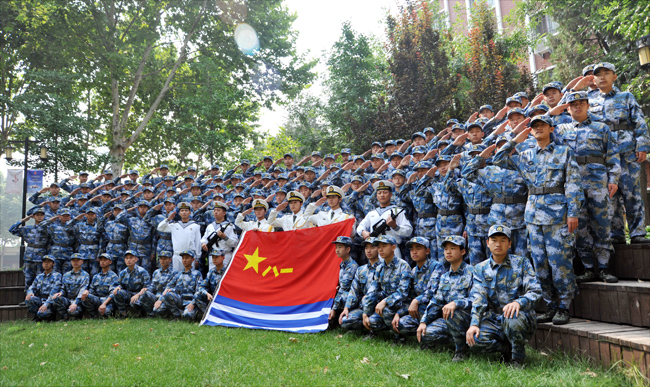 人民海军军旗接力传递到郑州九中!此刻,所有的
