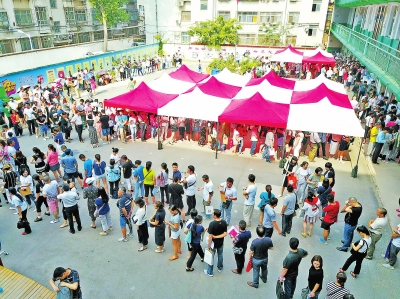 郑州公办小升初报名首日家长扎堆 备齐证件报得快