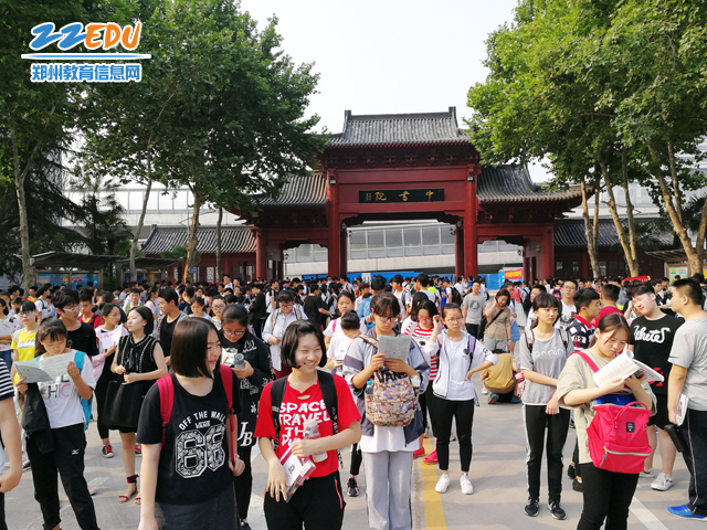 郑州中招首日 小编带你去九中瞧瞧