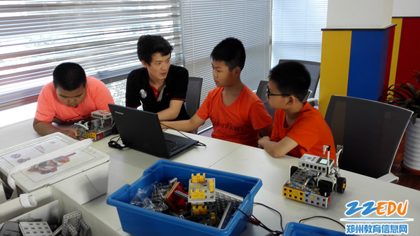 鸦陈小学,郑州市第十一中学举行了中小学生电脑制作活动机器人fll项目