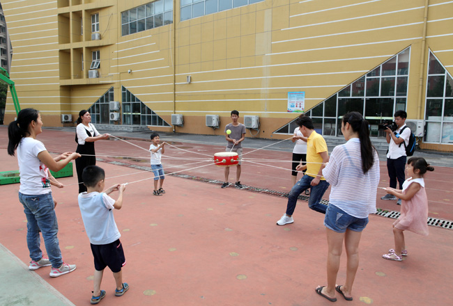 郑州市区小学入学报名第一天 玩着玩着就把入学这节课上完了