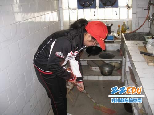 帮助老人打扫卫生