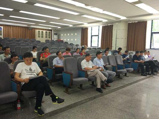 相关人员认真阅读《郑州47中高中部游泳课实施方案》