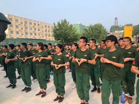 绿装着身展飒爽英姿 磨练意志见证成长蜕变