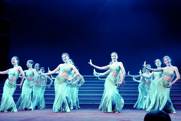 傣族舞蹈《山花》用肢体语言让观众体会幽静的竹楼，美丽的山花，还有劳作的傣族小阿妹
