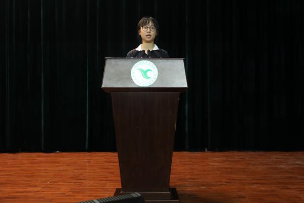 学生代表王孟琦发言