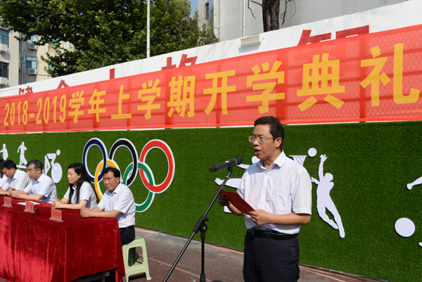 7刘金涛副校长宣布《郑州四中2017—2018学年下学期初中部表彰决定》