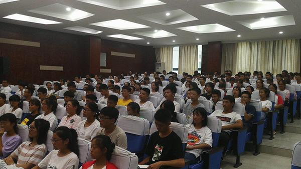 与会学生认真听讲