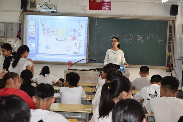 报到时，班主任为学生们进行新生入学教育_副本