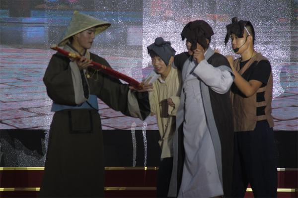 8话剧团带来的课本剧《杨智卖刀》