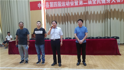 教体局副局长吴玉杰宣布广场舞比赛开幕 教体局副局长吴玉杰宣布广场舞比赛开幕