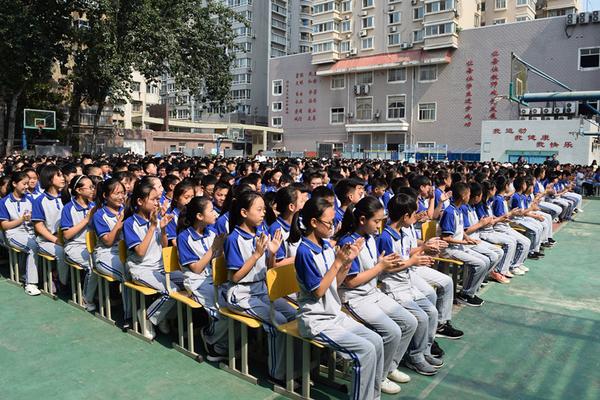 开学典礼上的精彩之处，学生们纷纷鼓掌_副本