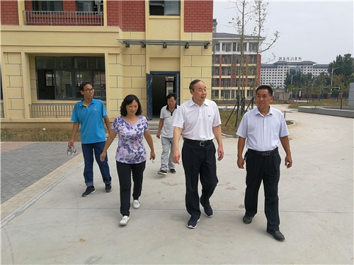 中牟县教体局局长王国恩视察学校开学情况