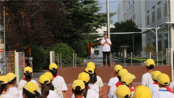 [登封] 崇高路小学国防教育进校园 开学军训促养