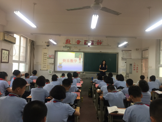 郝文静老师开学第一课讲课中 - 副本