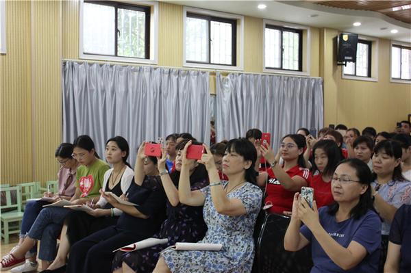 郑州市教工幼儿园组织全体教职工进行安全培训