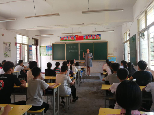 郑州市第三中学彭洁老师为学生们上“开学第一课”