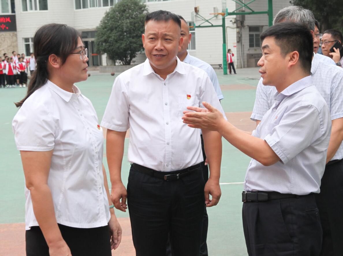 二七区区长苏建设与郑州57中党委书记,校长李宇红就学校进一步发展