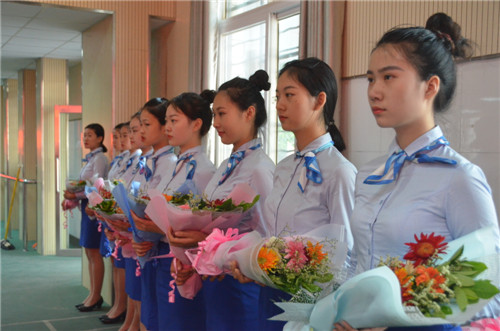 学校礼仪队准备为获奖教师献上鲜花