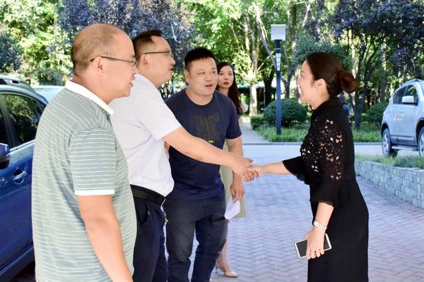 郑州四十七中夏霞副校长代表学校迎接如意湖办事处的慰问