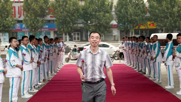 莘莘学子意,浓浓高中情郑州四中教师节献花送议论祝福模板师生文句图片