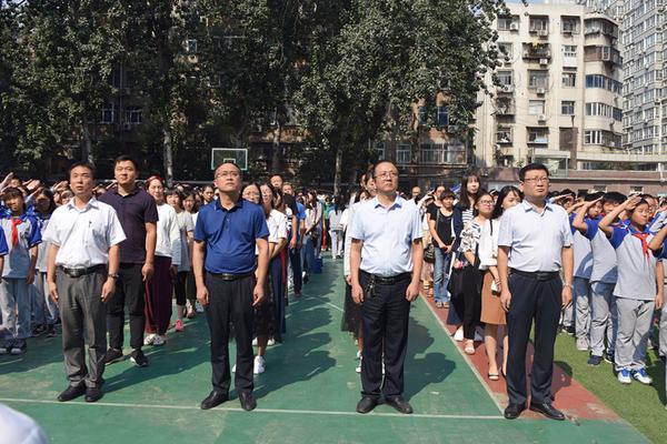 郑州三中举办以“老师，您辛苦了！”为主题的升旗仪式_副本