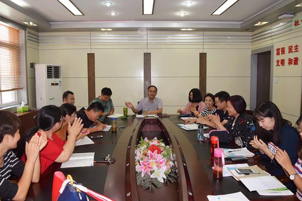 郑州三中党总支副书记宋志华参加语文组研讨会_副本 郑州三中党总支副书记宋志华参加语文组研讨会_副本