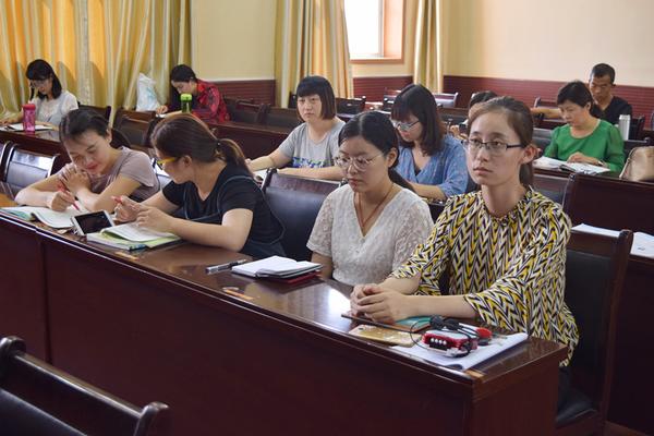 政史地组进行教研_副本 政史地组进行教研_副本