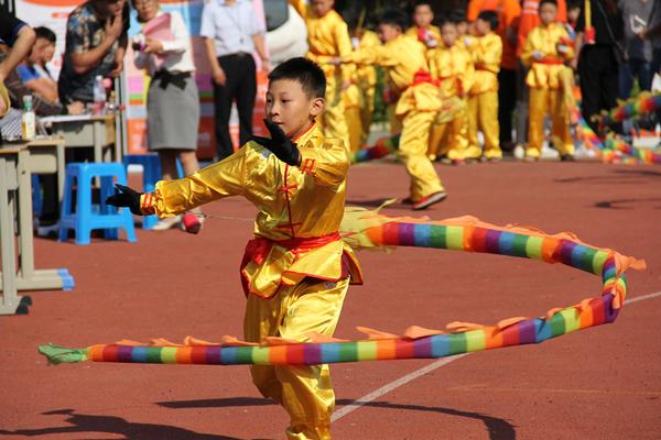 6.舞动小彩龙,是空竹少年的又一绝技