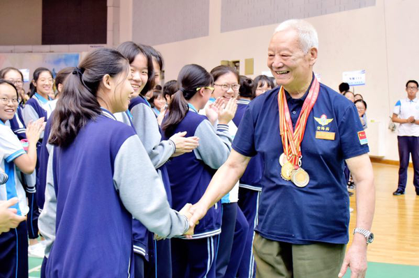 贾老离场时，认真地与每一位学生握手致意