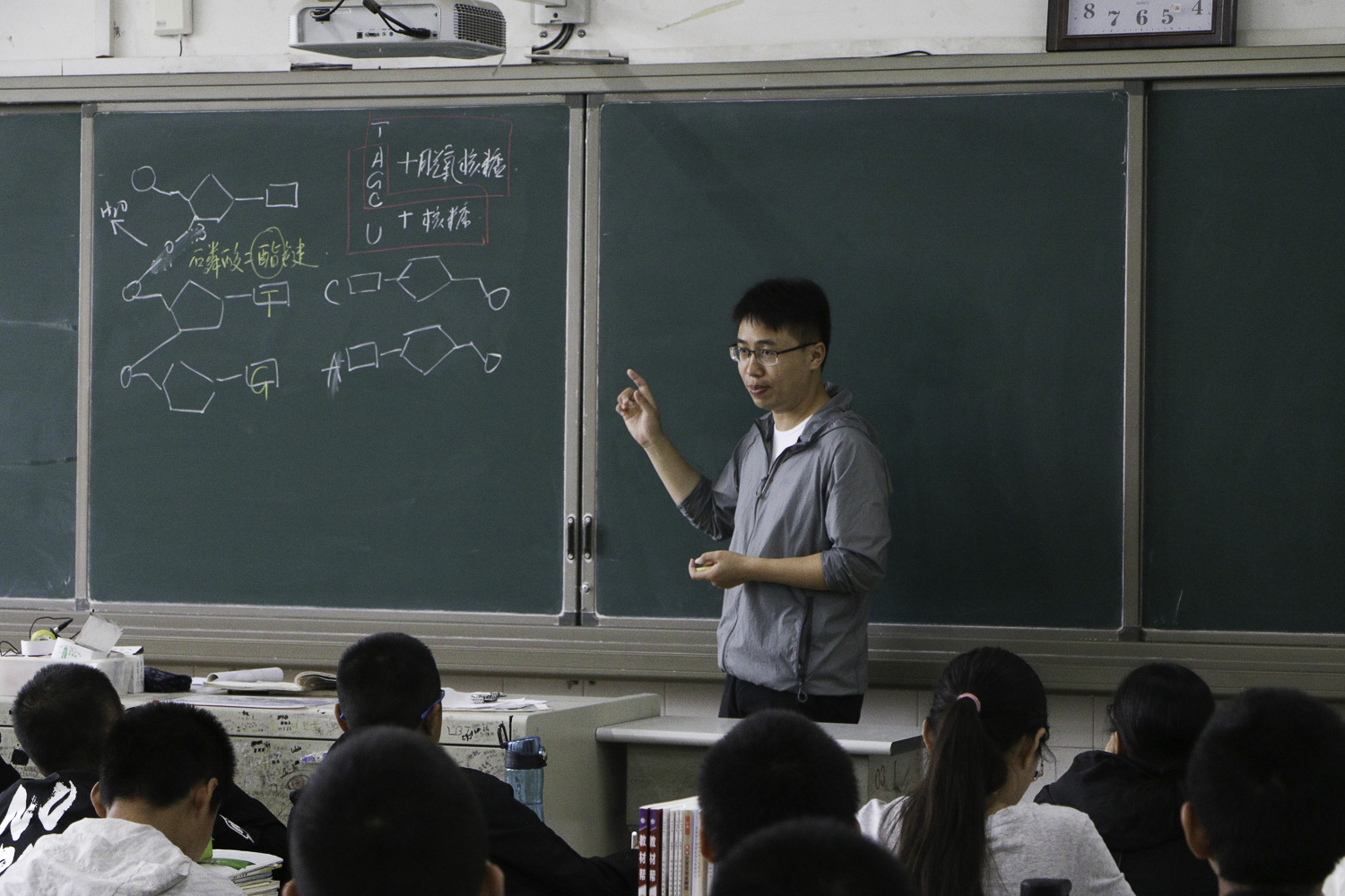 陈正锁老师认真讲课中