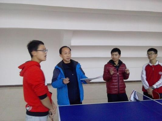 周旭老师指导学生打乒乓球