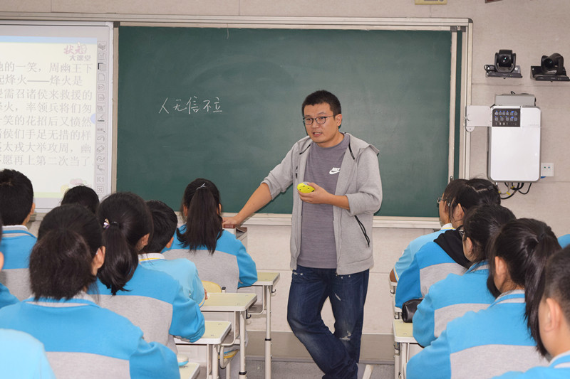 花波老师为学生们讲课_副本