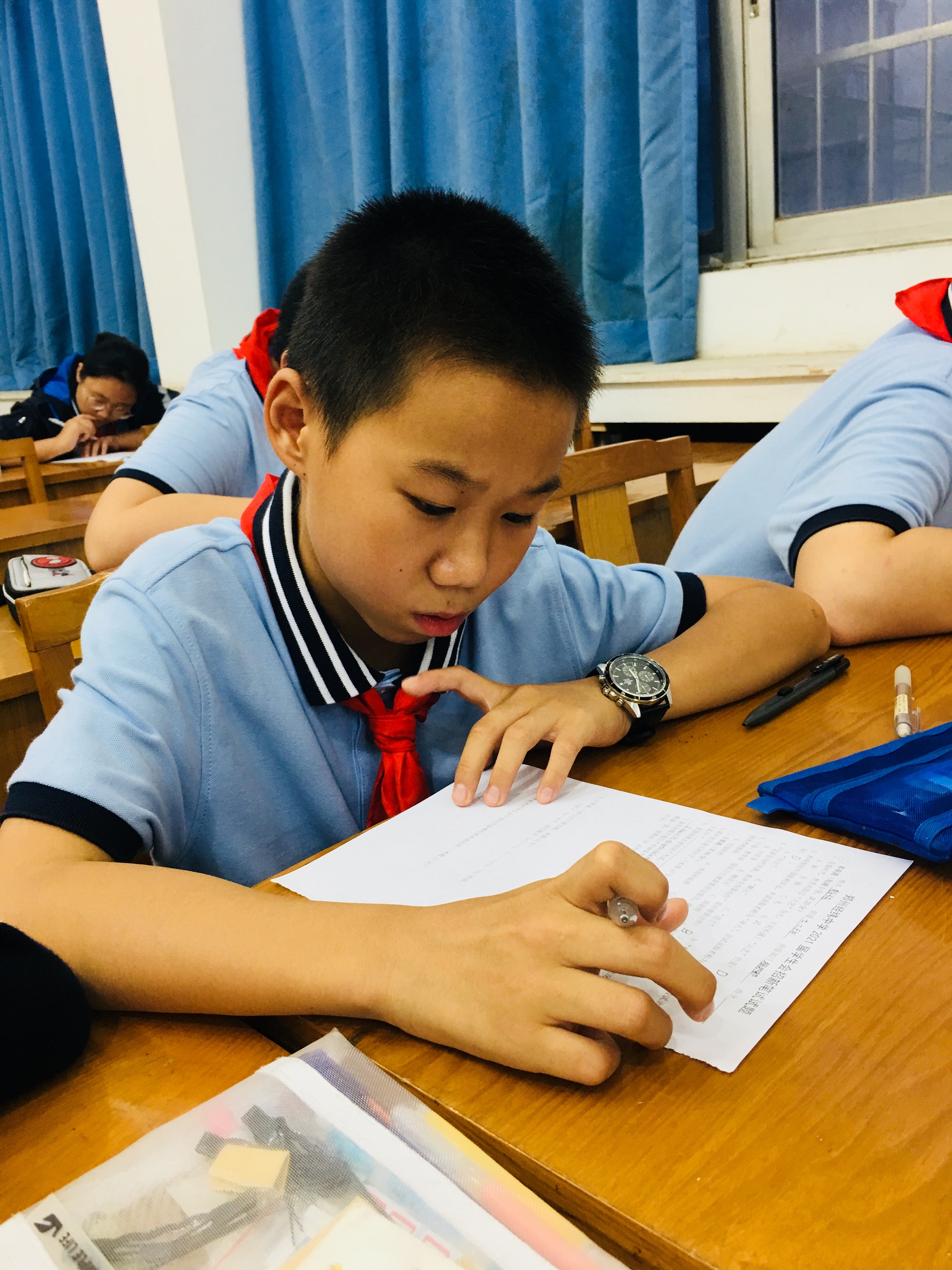 七年级学生正认真答题 - 副本