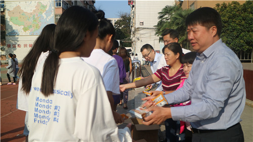 郑州市艺术工程学校领导中秋佳节慰问留校学生