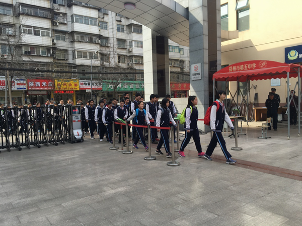 郑州五中筑牢校园安全防线 学生排队成为靓丽风景