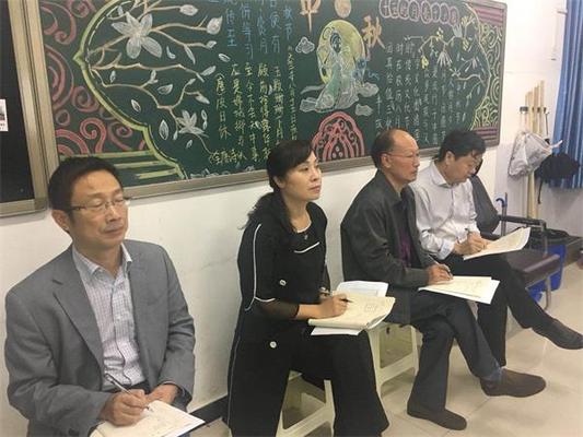 郑州市第四十七中学纪委书记兼督导室主任肖国红及督导室成员认真观课