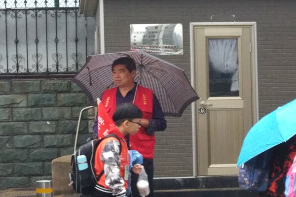 [管城] 创新街小学家长志愿者为孩子保驾护航