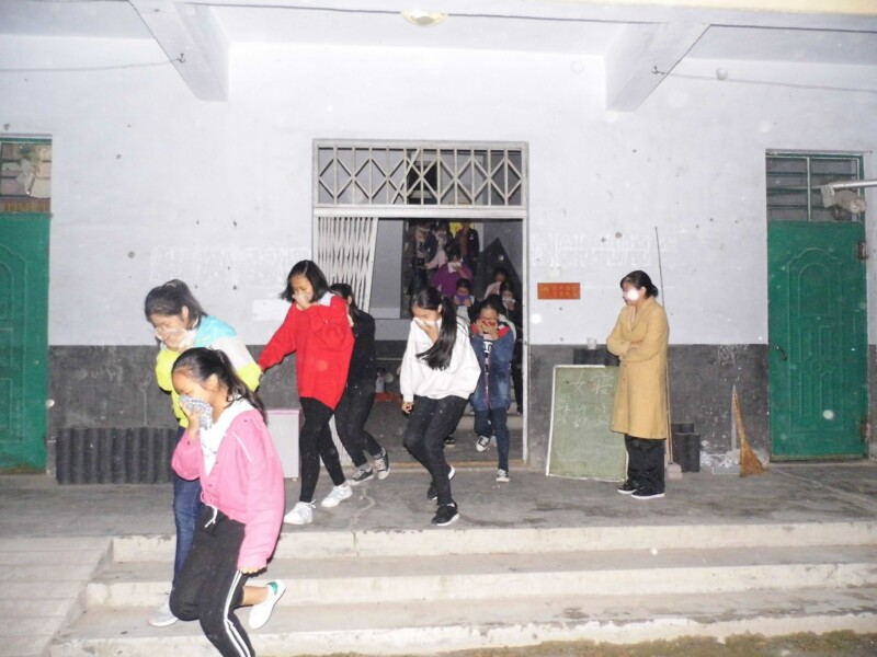 [荥阳 汜水镇第一初级中学举行夜间消防逃生演练