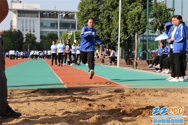 离弦箭似的助跑，空中的走步表演，我要跳得更远