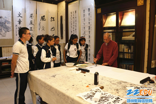 郑州11中开展感悟历史温度 重读红旗渠精神