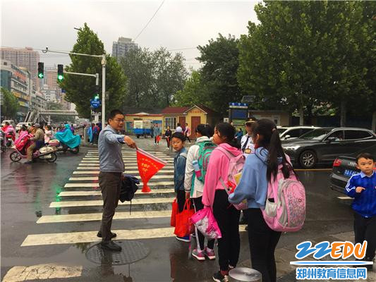 [金水] 文化路第一小学开展党员志愿者服务活动