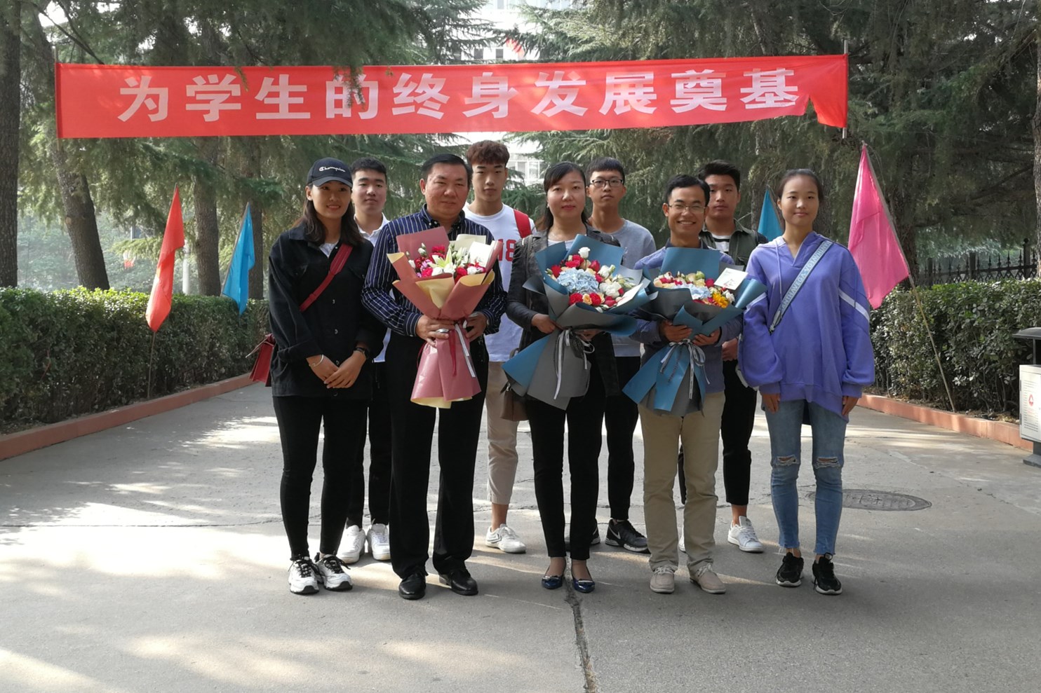 郑州44中学子送上鲜花 祝福,身为老师真幸福!
