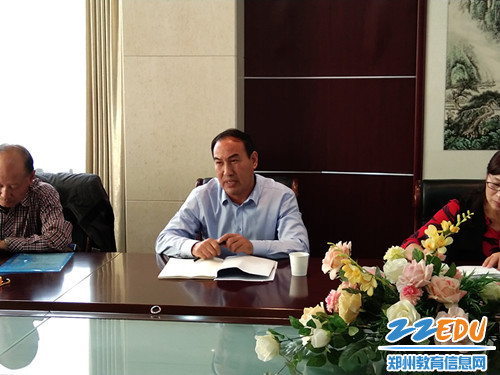 督学邱海泉主持会议_副本