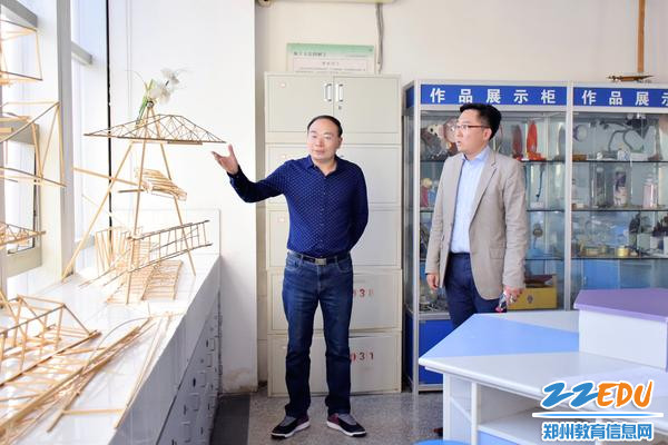 栗红涛副校长为来客介绍学生作品