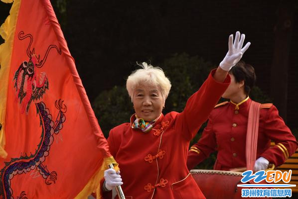 重阳节 郑州18中 志愿者进社区 为老人送慰问