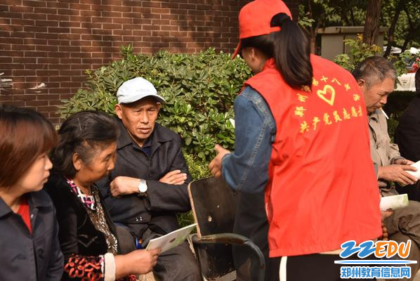 重阳节 郑州18中 志愿者进社区 为老人送慰问