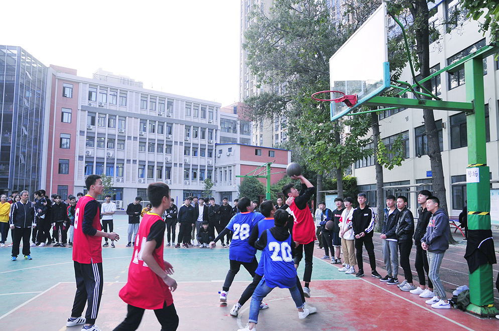 和竞技热情,10月22日下午,郑州市科技工业学校校园三人篮球赛战火再燃